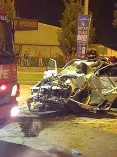 OTOMOBİL BETON KÖPRÜYE ÇARPTI: 3 ÖLÜ