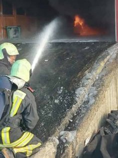 ACIPAYAM’DA LASTİK DEPOSUNDA YANGIN ÇIKTI