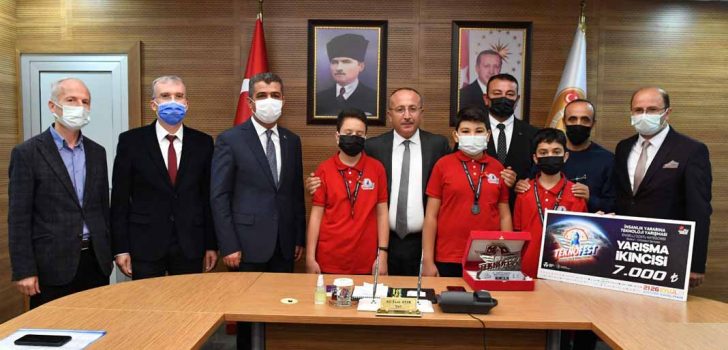 VALİ ATİK, ÖĞRENCİLERİ ÖDÜLLENDİRDİ