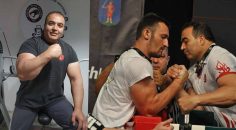 DÜNYA BİLEĞİNİ BÜKEMİYOR