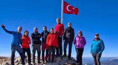 DAĞCILAR ZİRVEYE TIRMANIP TÜRK BAYRAĞINI DİKTİ