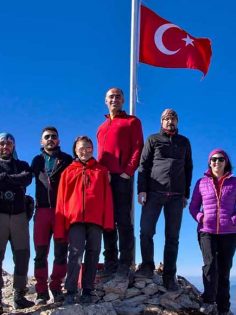 DAĞCILAR ZİRVEYE TIRMANIP TÜRK BAYRAĞINI DİKTİ