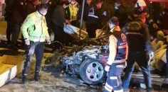 OTOMOBİL, PARK HALİNDEKİ TIR’A ÇARPTI