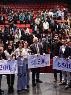 GENÇLER PROFESYONELLERE TAŞ ÇIKARTTI