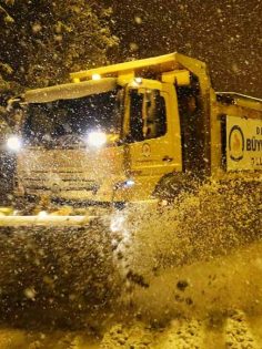 BÜYÜKŞEHİR KARLA MÜCADELE EDİYOR