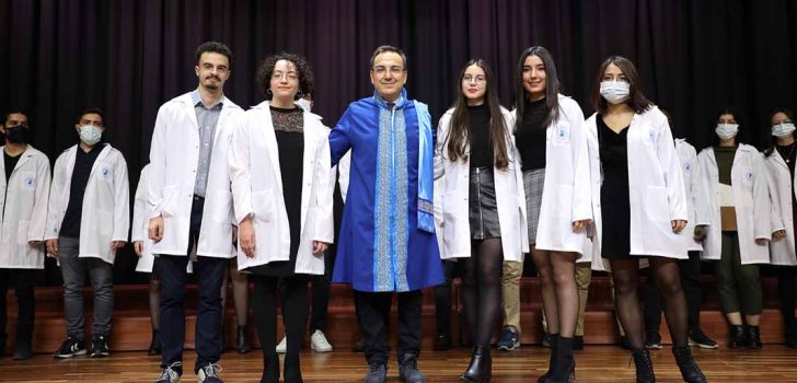 GELECEĞİN HEKİMLERİ BEYAZ ÖNLÜKLERİNİ GİYDİ