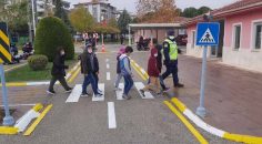 JANDARMA’DAN ÖĞRENCİLERE UYGULAMALI TRAFİK EĞİTİMİ