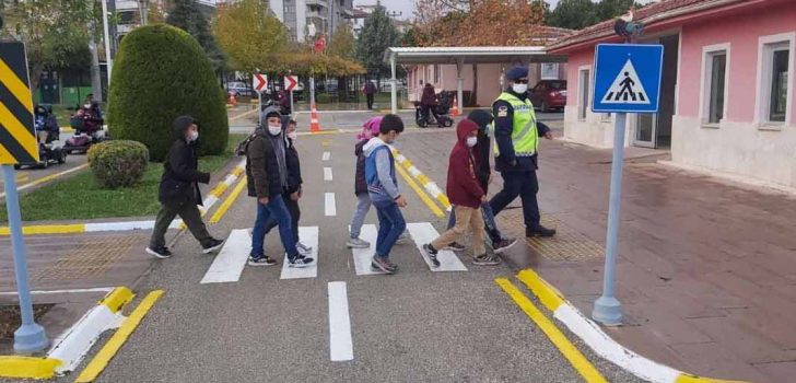 JANDARMA’DAN ÖĞRENCİLERE UYGULAMALI TRAFİK EĞİTİMİ