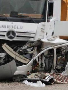 TIR İLE OTOMOBİL ÇARPIŞTI: 1 ÖLÜ