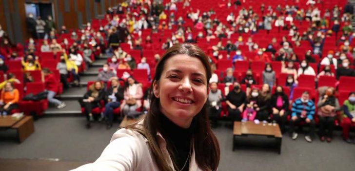 YAZAR ŞERMİN YAŞAR’A ÇOCUKLARDAN YOĞUN İLGİ