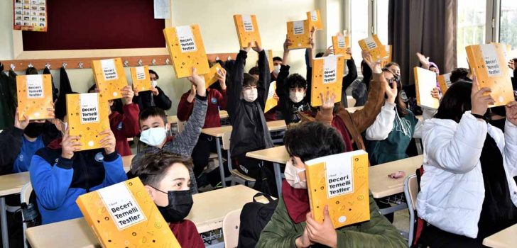 ÜCRETSİZ KAYNAK KİTAPLAR ÖĞRENCİLERE DAĞITILDI