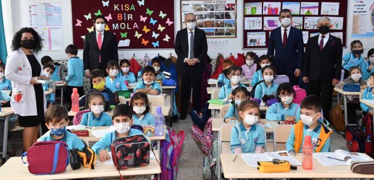 ÖĞRENCİLER KARNELERİNİ VALİ ATİK’TEN ALDILAR