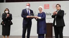 BAŞKAN ÖRKİ, EMİNE ERDOĞAN’IN ELİNDEN ALDI