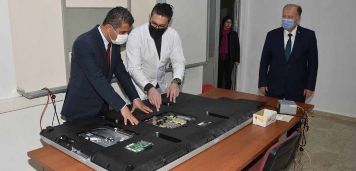 ETKİLEŞİMLİ TAHTA MESLEK LİSELERİNDE HİZMET VERİYOR