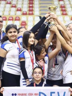 VOLEYBOL KÜÇÜKLERDE ŞAMPİYONLAR KUPASINI ALDI