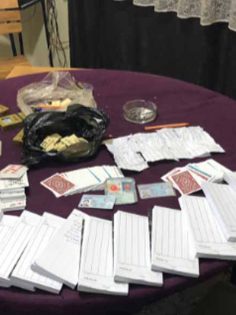 PARKTA KUMAR OYNATAN 2 KİŞİ YAKALANDI