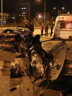 PARK HALİNDEKİ ÇEKİCİYE ÇARPTILAR: 1 ÖLÜ, 1 YARALI