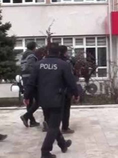 TAMİRE GELEN ARAÇLARIN AKÜSÜNÜ ÇALIYORLARDI