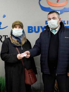 YAŞLI KADININ KAYBETTİĞİ PARAYI ŞOFÖR TESLİM ETTİ