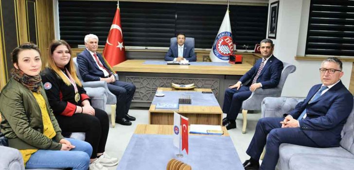 BAŞKAN ERDOĞAN GENÇLERİN YANINDA