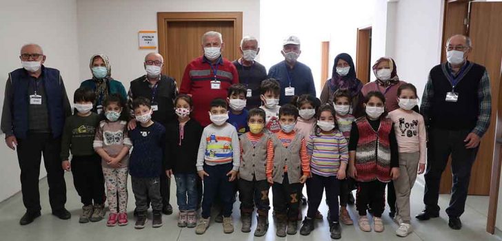 YAŞLILARA SAYGI HAFTASI’NDA MİNİKLERDEN ANLAMLI ZİYARET