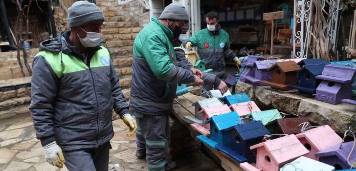 İŞADAMI KIZIL MERKEZEFENDİ BELEDİYESİ’NE KUŞ YUVALARI BAĞIŞLADI