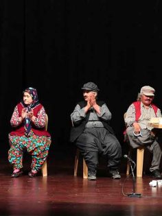 ARSLANKÖY KADINLAR TİYATRO TOPLULUĞU AYAKTA ALKIŞLANDI