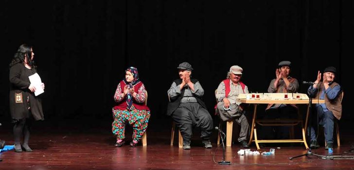 ARSLANKÖY KADINLAR TİYATRO TOPLULUĞU AYAKTA ALKIŞLANDI