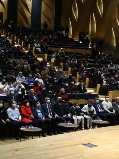 SEVİLEN SANATÇI ‘KORKMA’ OYUNU İLE DENİZLİLİLERLE BULUŞTU