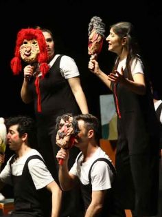 İKİ AYRI SALONDA İKİ AYRI ETKİNLİK