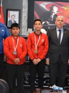 SARAYKÖYLÜ ŞAMPİYON GÜREŞÇİLERDEN İLMAN’A ZİYARET