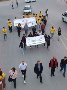 TİYATRO FESTİVALİ KORTEJ YÜRÜYÜŞÜ İLE BAŞLADI