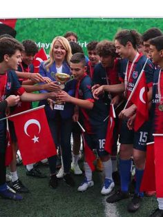‘GENÇLİK TURNUVASI’NDA ŞAMPİYONLAR KUPALARINI ALDI