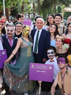 DENİZLİ TİYATROYA DOYDU