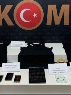 EHLİYET SINAVINDA KOPYA ÇEKERKEN YAKALANDILAR