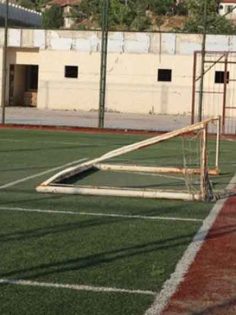 ÜZERİNE KALE DİREĞİ DEVRİLEN ÇOCUK ÖLDÜ