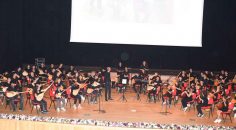 120 ÖĞRENCİDEN OLUŞAN DEV ORKESTRA DİNLEYENLERİ BÜYÜLEDİ