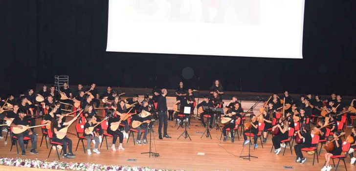 120 ÖĞRENCİDEN OLUŞAN DEV ORKESTRA DİNLEYENLERİ BÜYÜLEDİ