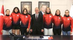 PAMUKKALE BELEDİYESPOR VOLEYBOL TAKIMI’NDA İMZALAR ATILDI