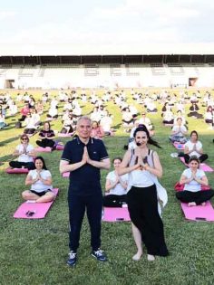 DÜNYA YOGA GÜNÜ’NDE 500 KADIN YOGA YAPTI