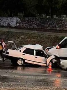 OTOMOBİL İLE ÇEKİCİ ÇARPIŞTI: 1 ÖLÜ, 2 YARALI