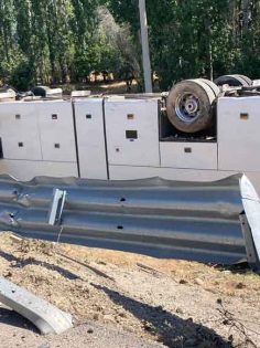 ACIPAYAM’DA TURİST OTOBÜSÜ DEVRİLDİ