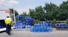 DAMACA YÜKLÜ TIR DEVRİLDİ