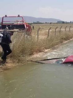 SULAMA KANALINA DÜŞEN OTOMOBİLİ İTFAİYE ÇIKARDI