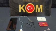 EHLİYET SINAVINDA DÜZENEKLE KOPYA ÇEKERKEN YAKALANDI