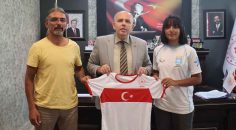 ŞAMPİYON KAYAKÇIDAN MÜDÜR İLMAN’A ZİYARET