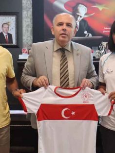 ŞAMPİYON KAYAKÇIDAN MÜDÜR İLMAN’A ZİYARET