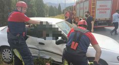 OTOMOBİLDE SIKIŞAN KİŞİYİ İTFAİYE KURTARDI