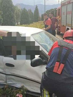 OTOMOBİLDE SIKIŞAN KİŞİYİ İTFAİYE KURTARDI