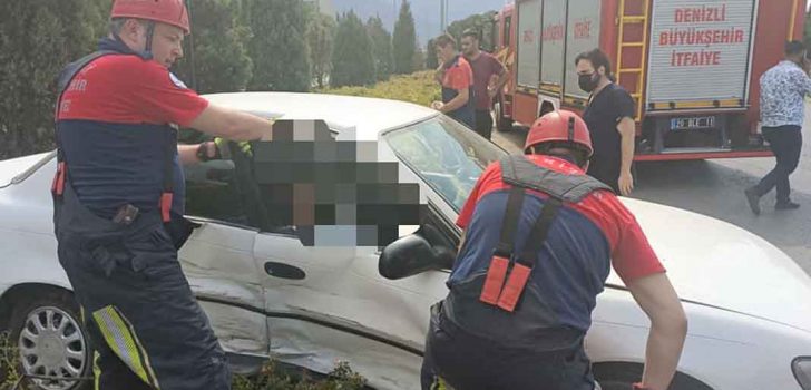 OTOMOBİLDE SIKIŞAN KİŞİYİ İTFAİYE KURTARDI